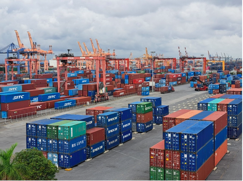 Doanh nghiệp logistics “còng lưng” vì phí cược container